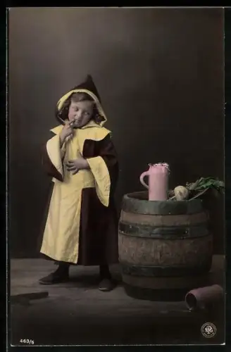 AK Münchner Kindl schaut zum Bierkrug