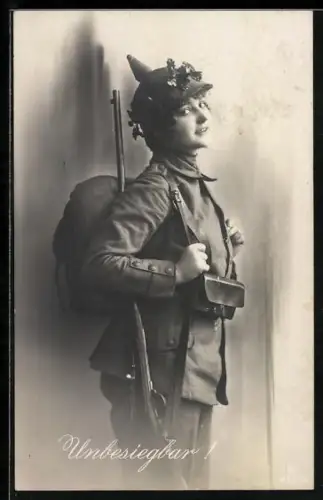 AK Frau in Uniform mit Pickelhaube