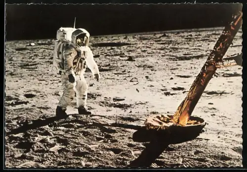 AK Astronaut Edwin Aldrin macht neben dem Fuss der Landefähre Eagle erste Gehversuche auf dem Mond, 1969