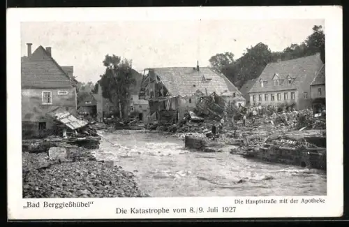 AK Bad Berggiesshübel, Hochwasser 8. /9. Juli 1927, Hauptstrasse mit der Apotheke