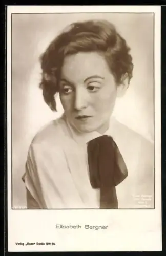 AK Schauspielerin Elisabeth Bergner mit traurigem Blick und Halstuch