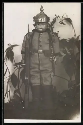 AK Puppe in deutscher Soldatenuniform mit Pickelhaube, Bajonett und Gewehr