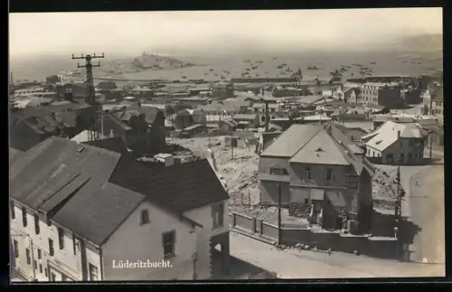 AK Lüderitzbucht, Blick über die Dächer zum Meer