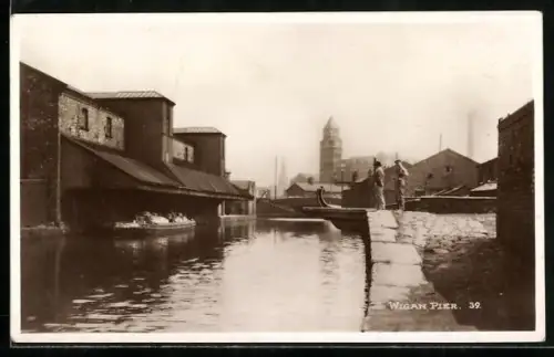 AK Wigan, At the Wigan Pier