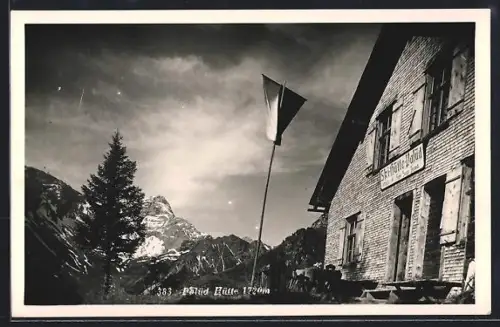 AK Palüd-Hütte mit Blick in die Berge