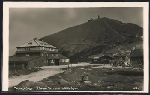 AK Schlesierhaus /Riesengebirge, Mit Schneekoppe, Photographie und Andenken-Verkauf