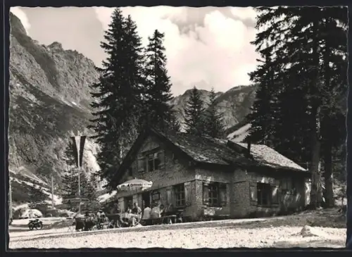 AK Schattenlagant-Hütte /Brand, Berghütte mit Gästen und vor Gebirgspanorama