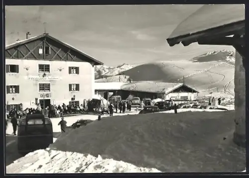 AK Jaufenhaus, Berghütte mit Autos und Besuchern