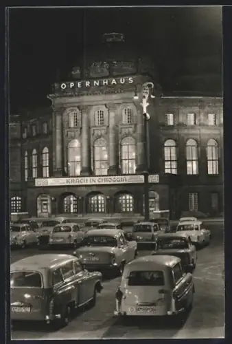 AK Karl-Marx-Stadt, Opernhaus mit Parkplatz bei Nacht