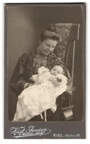 Fotografie Kurt Jensen, Kiel, Klinke 26, Mutter mit Baby im Arm