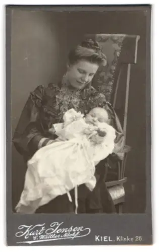Fotografie Kurt Jensen, Kiel, Klinke 26, Mutter mit Baby, Mutterglück