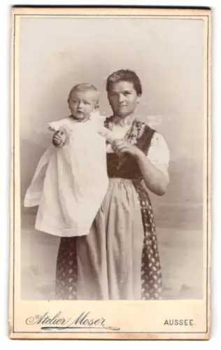 Fotografie Atelier Moser, Aussee, Frau in Tracht mit Kleinkind, Mutterglück