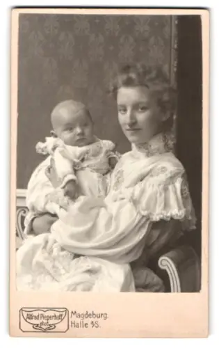 Fotografie Alfred Pieperhoff, Magdeburg, Mutter Adelheid Freytag mit Baby Heinz im eleganten Kleid