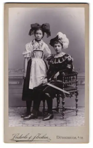 Fotografie Lederle & Flocken, Dürkheim a/H, Ecke der Leopoldstrasse, Zwei Mädchen Helene & Hedwig in Kostümen, 1899