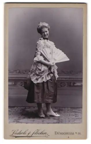 Fotografie Lederle & Flocken, Dürkheim a/H., Eine Frau mit Fächer in historischer Kleidung
