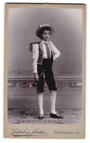Fotografie Lederle & Glocken, Dürkheim a/H, Ecke der Leopoldstrasse, Junge in Tracht mit Pfeife