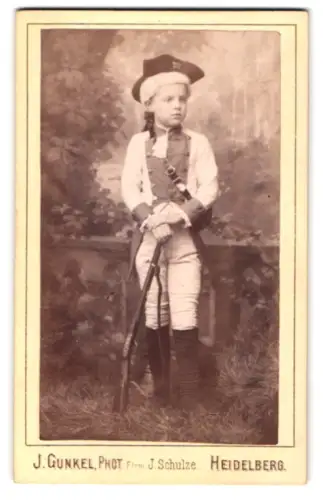 Fotografie J. Gunkel, Heidelberg, Anlage No. 25, Junge in historischer Uniform zum Fasching