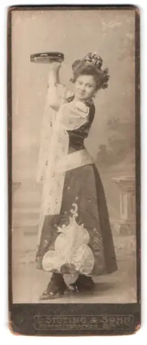 Fotografie L. Stüting & Sohn, Bonn, Heisterbacher Weg 122, Dame Luise Baum mit Tamburin im Kostüm