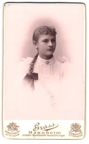Fotografie Grass, Mannheim, Portrait des Mädchens Marie Krug mit Zopf