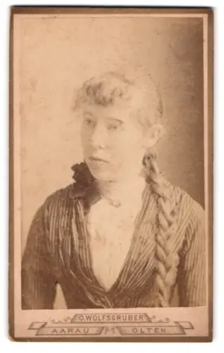 Fotografie G. Wolfsgruber, Aarau, CDV einer jungen Frau mit geflochtenem Zopf
