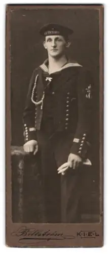 Fotografie Billström, Kiel, Holstenstr. 43, Matrose Fr. Polti in Uniform mit Mützenband: SMS Victroria Luise, 1912