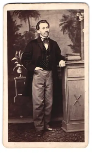 Fotografie Albrecht Werner, Riedlingen, Eleganter Herr im Anzug