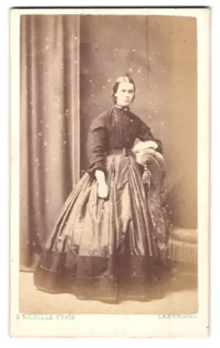 Fotografie A. Nicholls, Cambridge, St. Andrew`s Street, Dame im eleganten Kleid