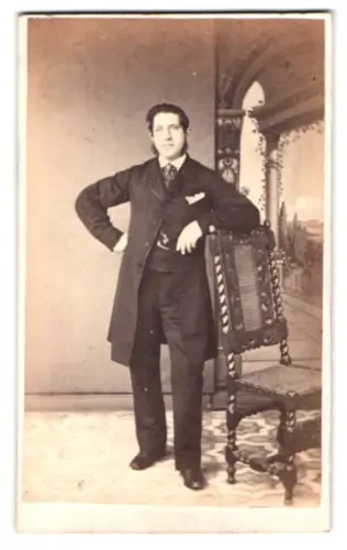 Fotografie J. Clark, Dover, Townwall Street 12, englischer Mann in elegantem Anzug