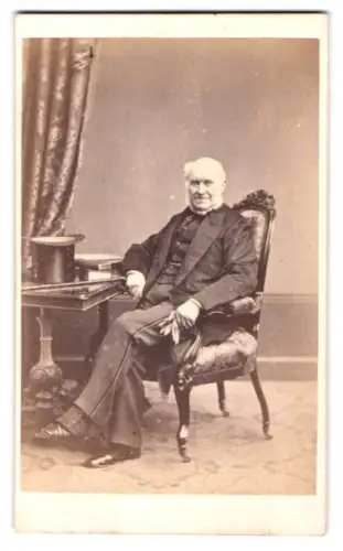 Fotografie The Weneti Brothers, Bath, Henrietta St 29, sitzender älterer Herr mit Zylinder