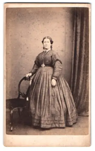 Fotografie W. Porter, Fleetwood, CDV einer Dame stehend neben einem Stuhl