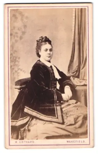 Fotografie W. Gothard, Wakefield, King Street, Dame in elegantem Kleid