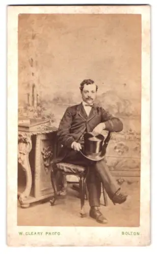 Fotografie W. Cleary Photo, Bolton, Eleganter Herr mit Zylinder