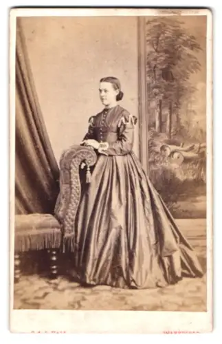 Fotografie G. & J. Hall, Wakefield, Westgate 26, Dame im eleganten Kleid