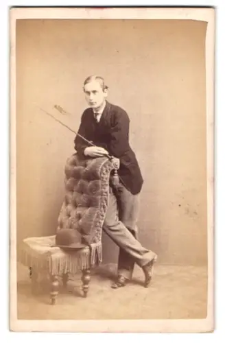 Fotografie unbekannter Fotograf und Ort, Eleganter Herr mit Spazierstock