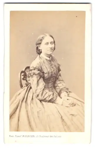 Fotografie Ferd. Mulnier, Paris, Boulevard des Italiens 25, Dame im eleganten Kleid