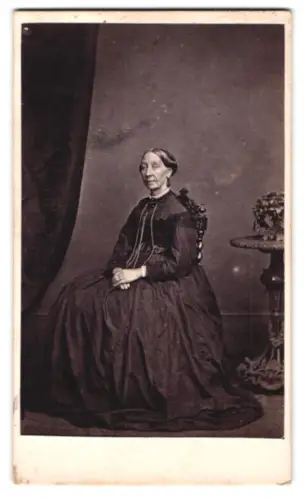 Fotografie unbekannter Fotograf und Ort, ältere Dame im Atelier