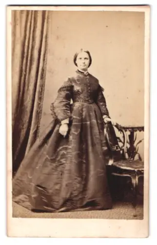 Fotografie Messrs. Lancaster, Chester, Grosvenor Street, stehende Frau mit elegantem Kleid