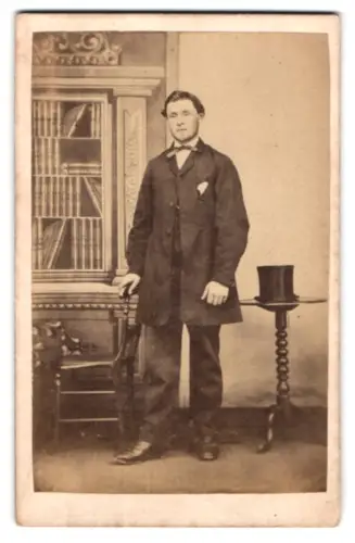 Fotografie A. Marshall, Lochmaben, High Street, Eleganter schottischer Herr im Anzug mit Zylinder