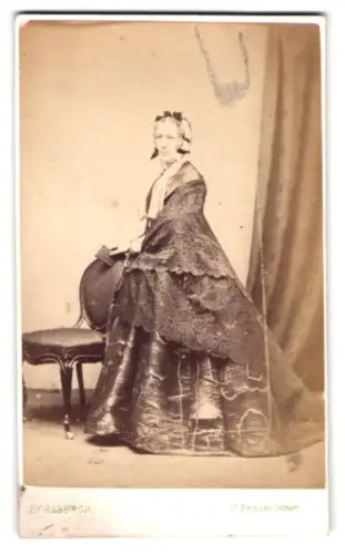 Fotografie Horsburgh, Edinburgh, 17 Princes Street, Dame in prächtigem Kleid