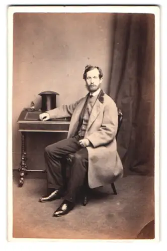 Fotografie Devine, Edinburgh, Princes Street 103, Porträt eines sitzenden Mannes nebst Zylinder