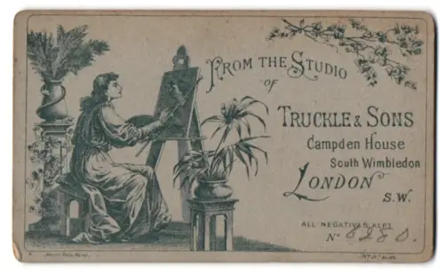 Fotografie Truckle & Sons, South Wimbledon, London, Malerin sitzt an einer Staffelei