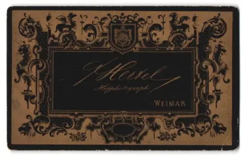 Fotografie F. Hertel, Weimar, Name des Fotografen in goldener Schrift