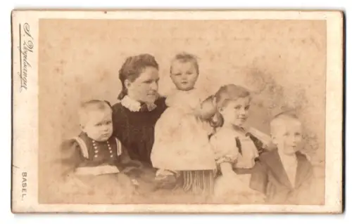 Fotografie J. Vogelsanger, Basel, Leonhardsgraben 22, Familienportrait Mutter mit vier Personen, Mutterglück