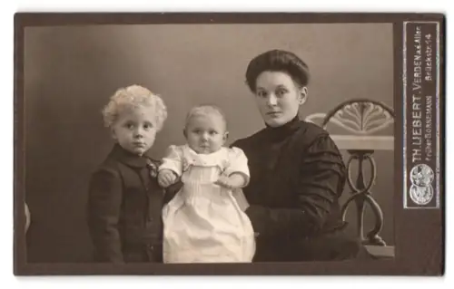 Fotografie Th. Liebert, Verden / Aller, Brückstrasse 14, Familienporträt mit Mutter und Kindern