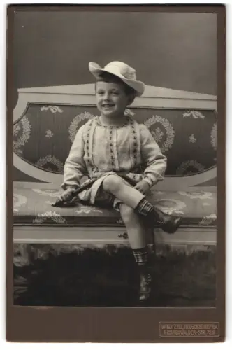 Fotografie Willy Zeiz, Neugersdorf, junger sächsischer Knabe in Sommerkleidung mit Peitsche