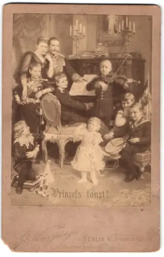 Fotografie Arthur Jüngerer, Berlin, Kaiser Wilhelm II. mit seiner Familie, Prinzess tanzt