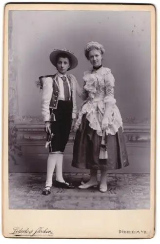 Fotografie Lederle & Flocken, Dürkheim a. H., zwei junge Menschen zum Fasching in Kostümen