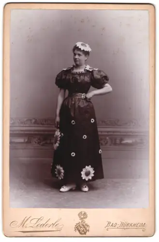 Fotografie M. Lederle, Bad Dürkheim, junge Frau im Kostüm als Sonnenblume zum Fasching