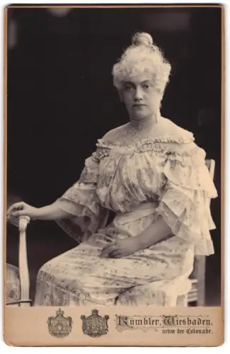 Fotografie Rumbler, Wiesbaden, Frau im Kostüm mit Perlenkette