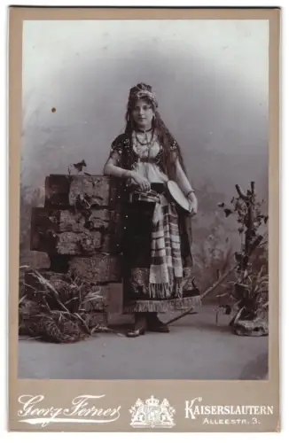 Fotografie Georg Ferner, Kaiserslautern, junge Frau als Vagabundin mit Tamburin